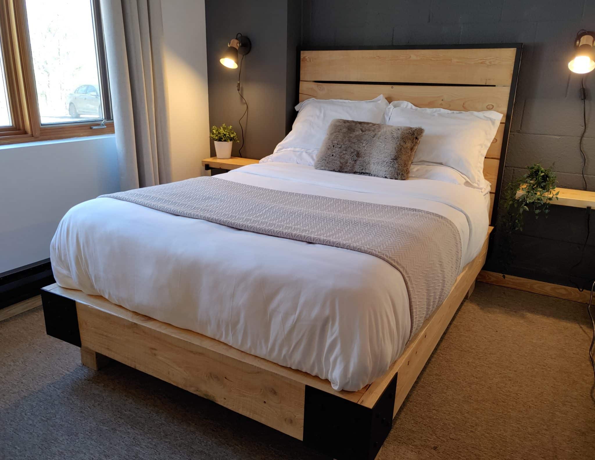 Chambre lit double durant votre séjour détente chez Estonia Hébergement