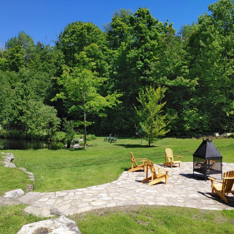 L'aménagement extérieur de l'auberge