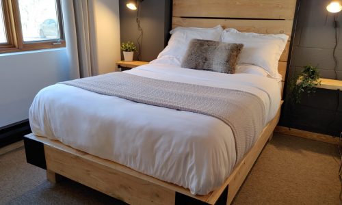 Chambre lit double dans l'auberge estonia hébergement nature