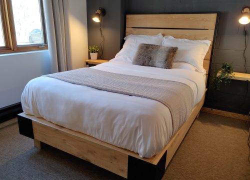 Chambre lit double dans l'auberge estonia hébergement nature