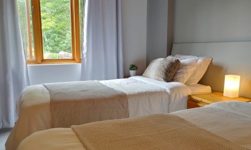 Chambre avec deux lits simple à louer durant vos vacances entre amis