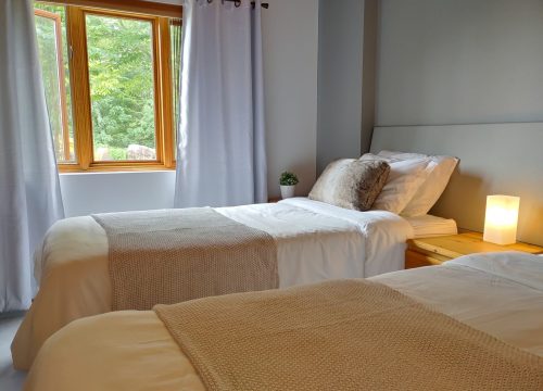 Chambre avec deux lits simple à louer durant vos vacances entre amis